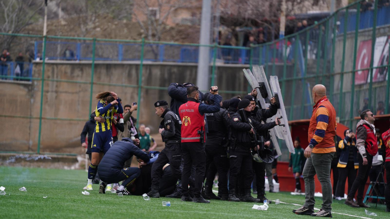Yüksekova Spor- Fenerbahçe arsaVev maçında gerginlik! Canlı yayın aracına saldırıldı, teknik direktör yaralandı