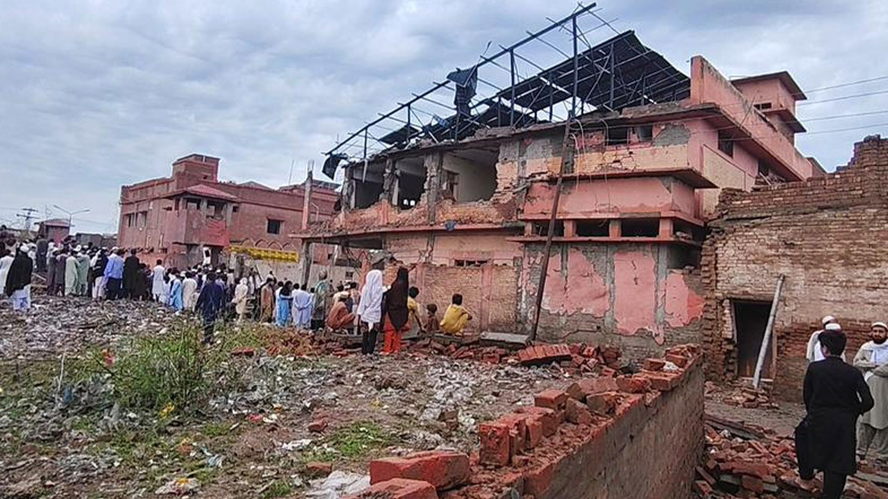 Pakistan'da polis karakoluna saldırı: 5 ölü, 13 ya…