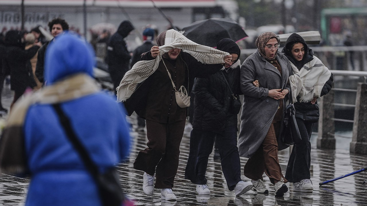 Meteoroloji uyardı! Hepsi birden geliyor: Kuvvetli sağanak, fırtına ve çöl tozu taşınımı..