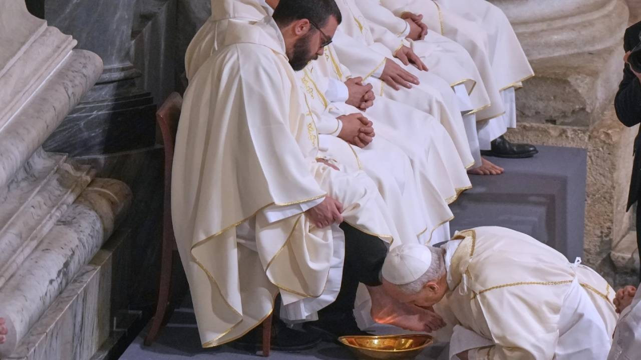 Papa XIV. Leo, rahiplerin ayaklarını yıkayıp öptü!