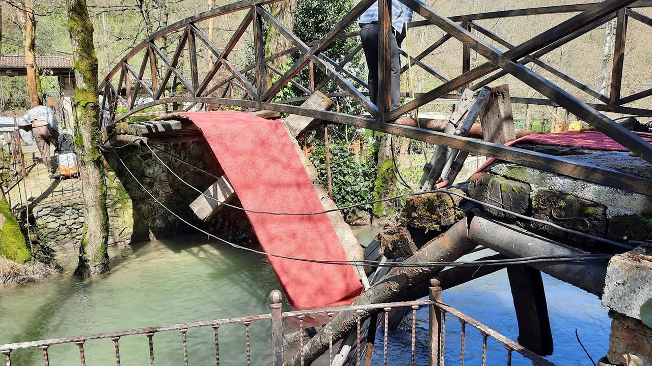 Sakarya’da asma köprü çöktü: 2 yaralı