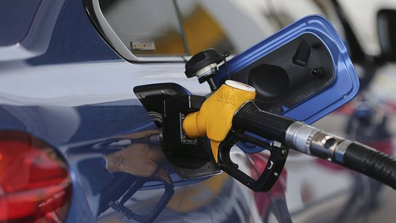 Benzin ve motorine zam geldi! Tabela gece yarısı değişti