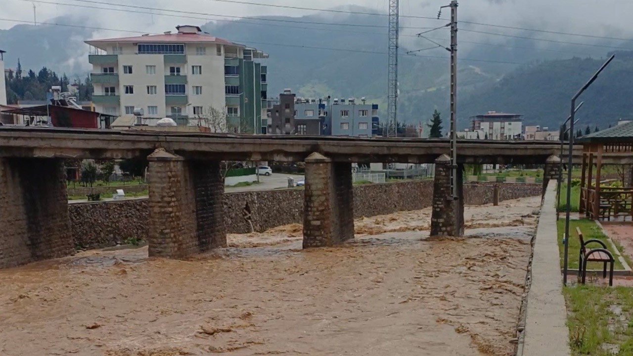 Osmaniye'de yağış sonrası heyelan: Bazı evlerin çevresinde çatlaklar oluştu