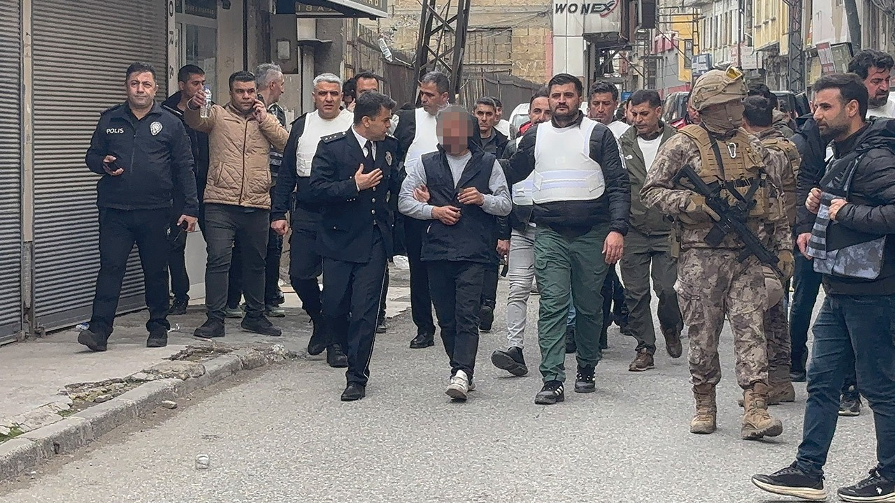 Gaziantep'te hareketli dakikalar: 5 kişiyi rehin aldı, polise ateş açtı, yakalandı
