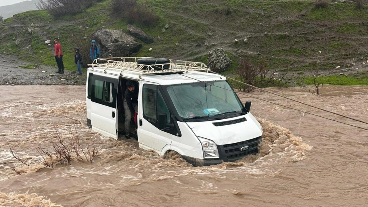Kalp krizi geçiren kadın, selin kapattığı yolda mahsur kaldığı araçta öldü