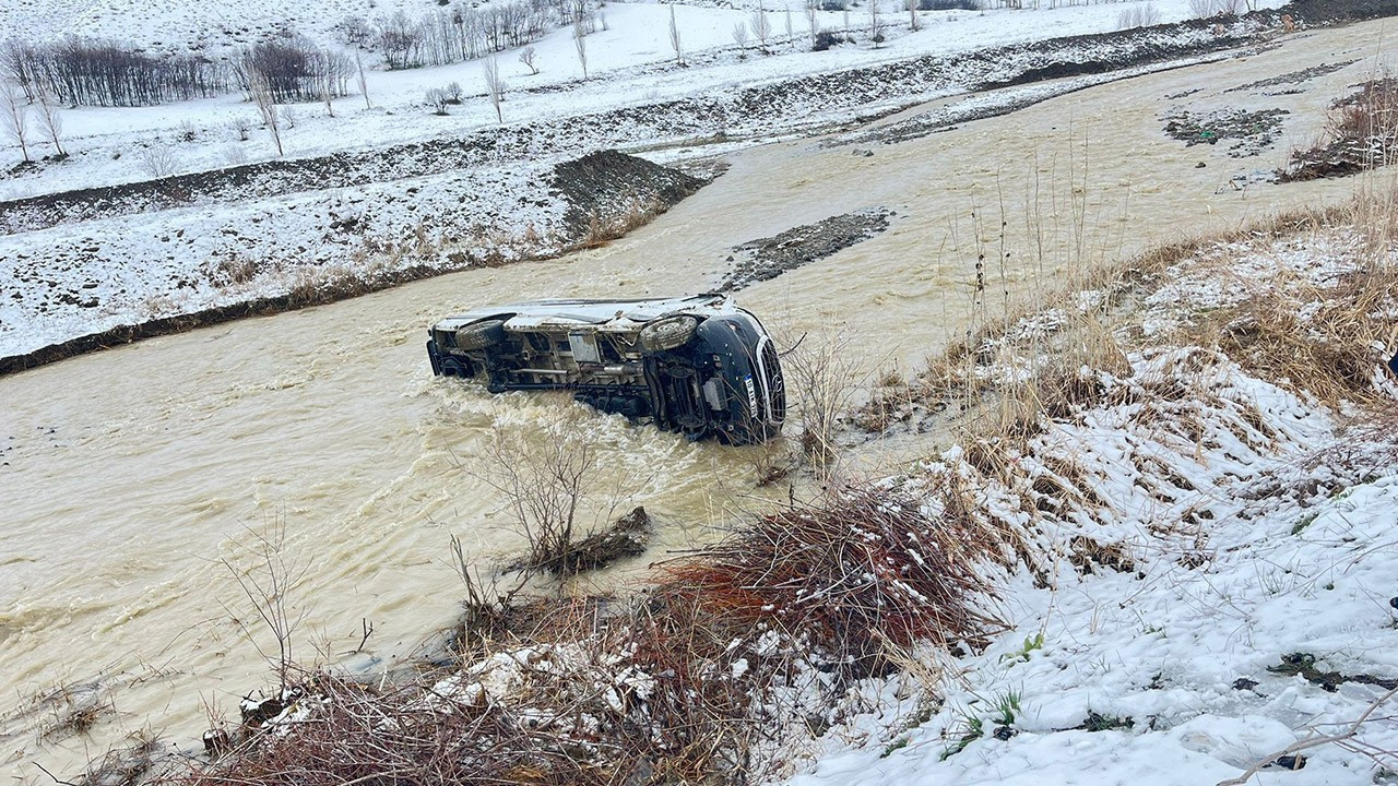 Muş'ta minibüs dereye uçtu: 8 kişi yaralandı