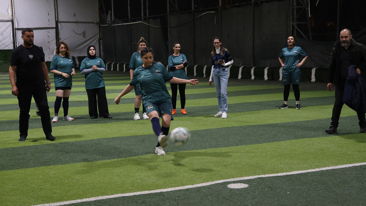 Halı saha çiçek açtı! Futbol maçı yapan kadınlar erkeklere taş çıkarttı!
