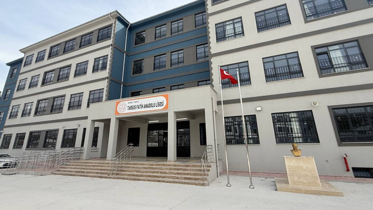 Mersin'de facianın eşinden dönüldü! Bir lise öğrencisinin üzerinden silah çıktı