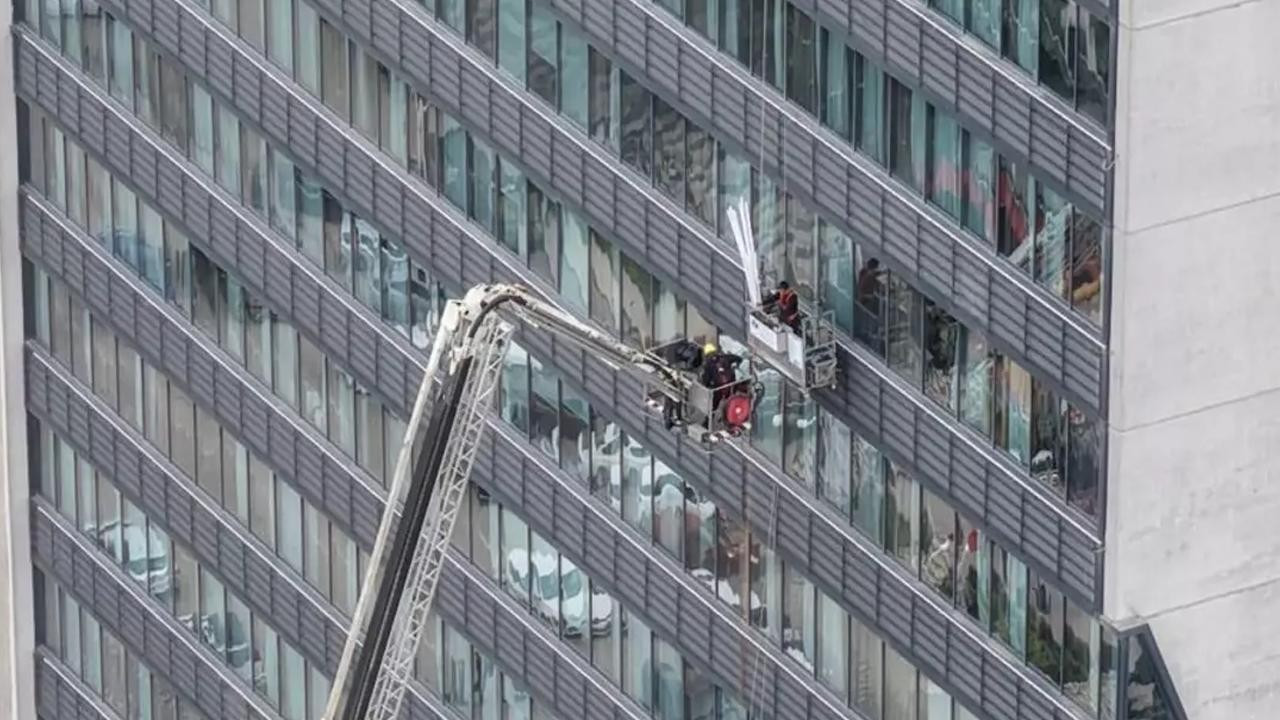 Bursa'da 22 katlı hastanede nefes kesen kurtarma! İtfaiyeciler zamanla yarıştı: O anlar kamerada