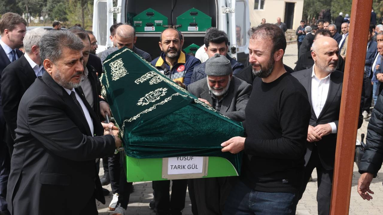 Kahramanmaraş'ta en acı veda! Türkiye Alya öğretmenini ve evlatlarını son yolculuğuna uğurladı