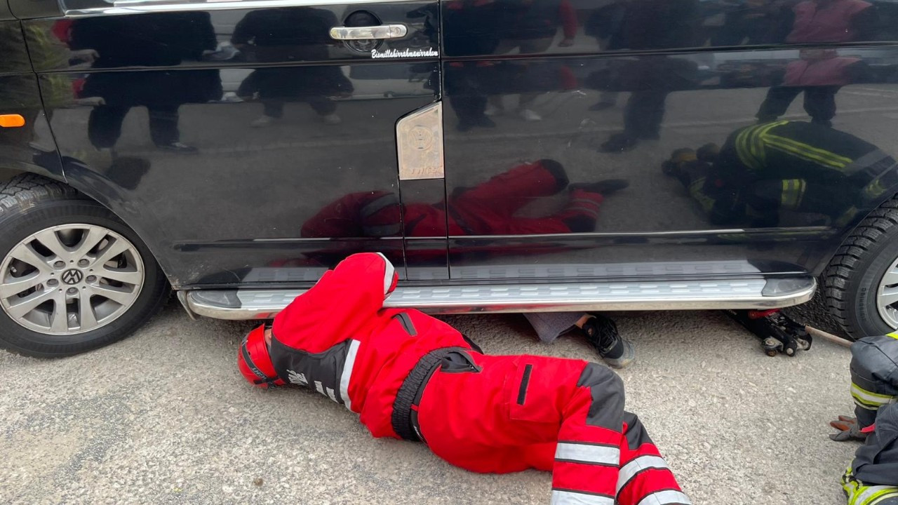 Minibüsün altında can pazarı: Vatandaşı kurtarmak için böyle mücadele ettiler