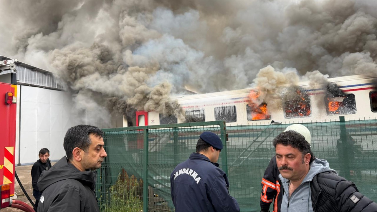 Pamukova’da vagon üretim tesisinde yangın! Raylara inmeden kül oldu
