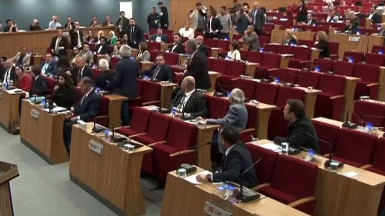 İzmir'de tansiyon düşmüyor! Mecliste AK Parti ve CHP arasında gerginlik! Cemil Tugay 'Sahtekar' dedi, AK Parti'den yanıt geldi