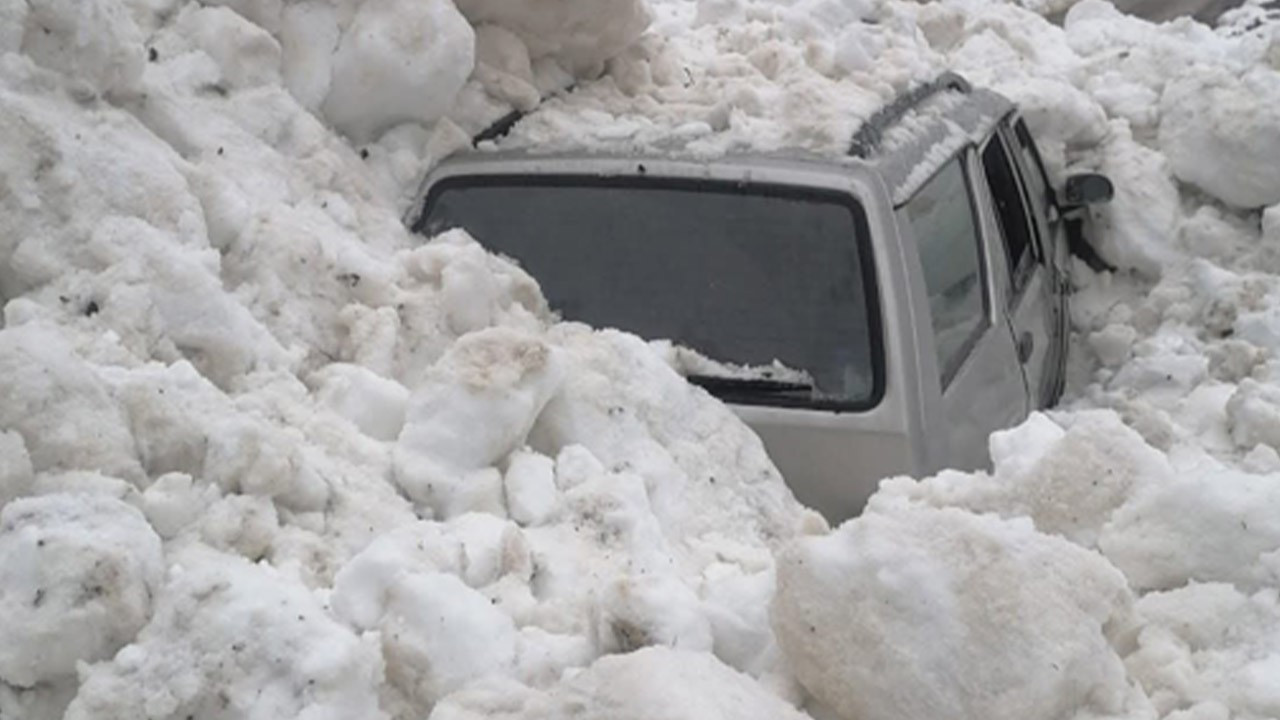 Felaketin eşiğinden dönüldü! Üzerine çığ düşen araçtan kendi imkanlarıyla çıktılar