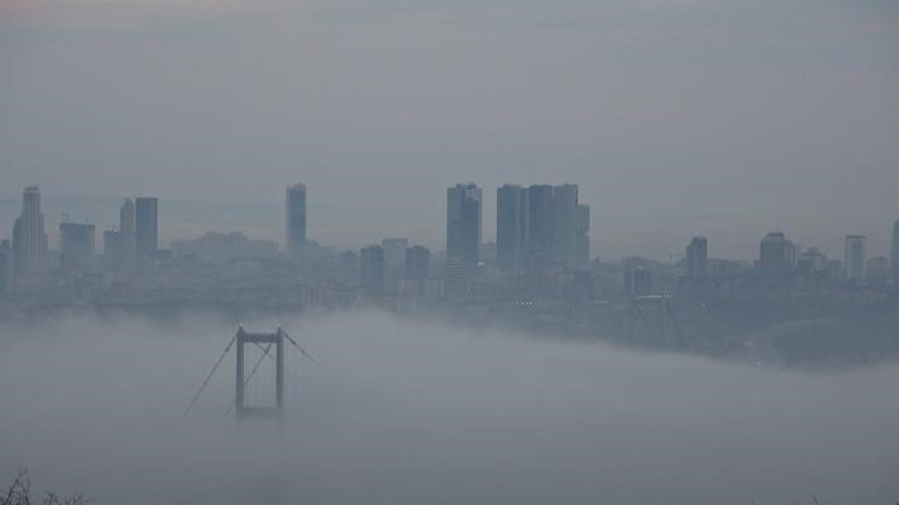 İstanbul'da yoğun sis: Boğaz trafiğe kapatıldı!
