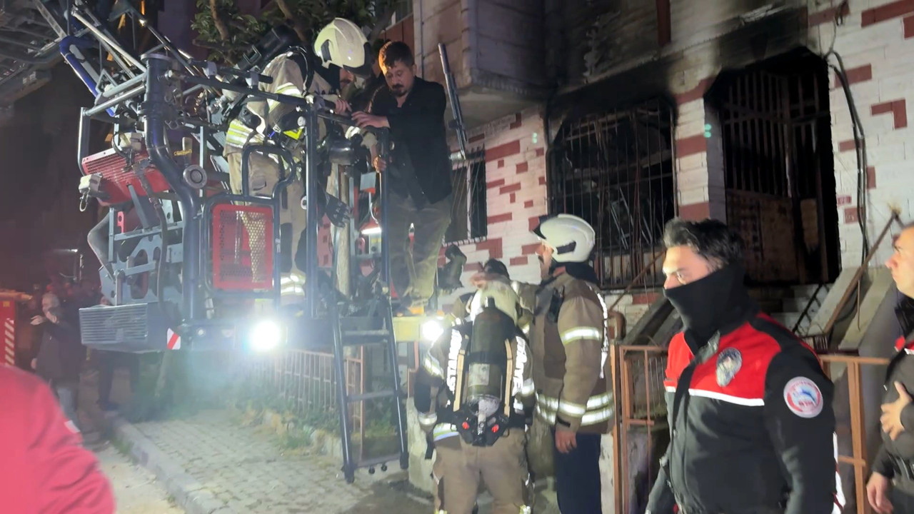 İstanbul'da korkutan yangın! 20 kişi mahsur kaldı