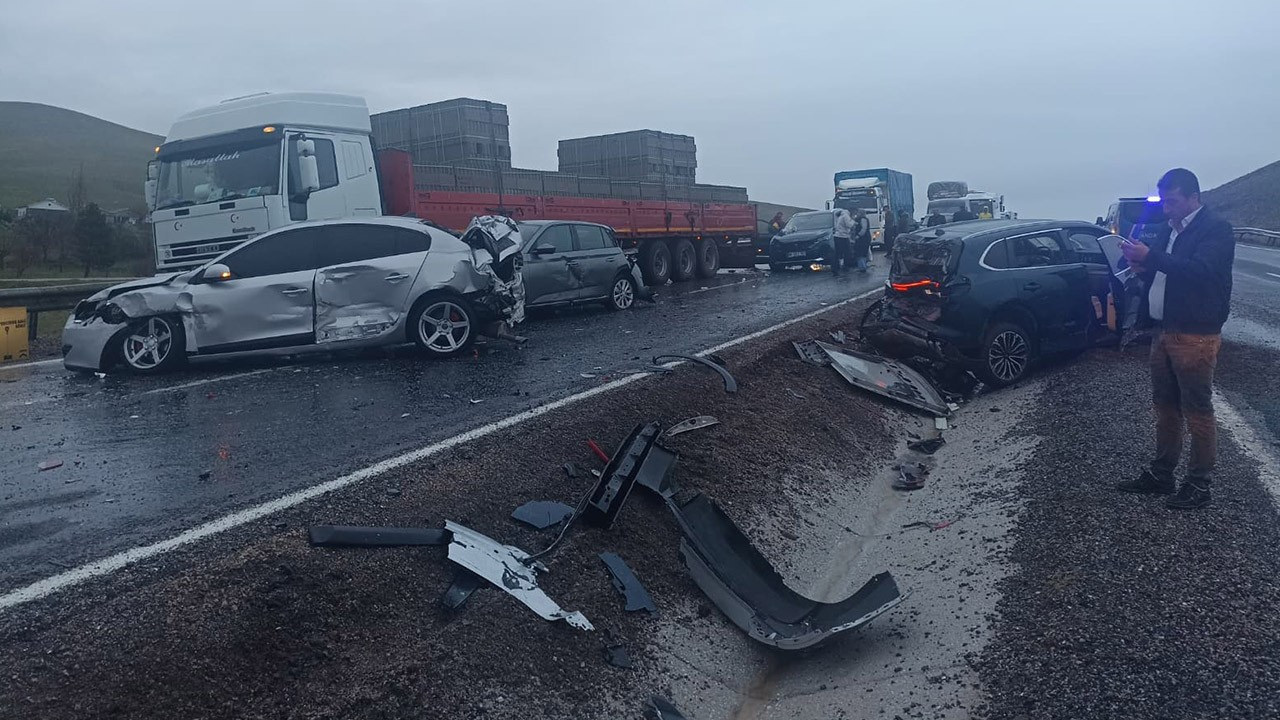Aksaray'da zincirleme kaza: Yolcu otobüsü 10 araca çarparak durabildi! 7 yaralı
