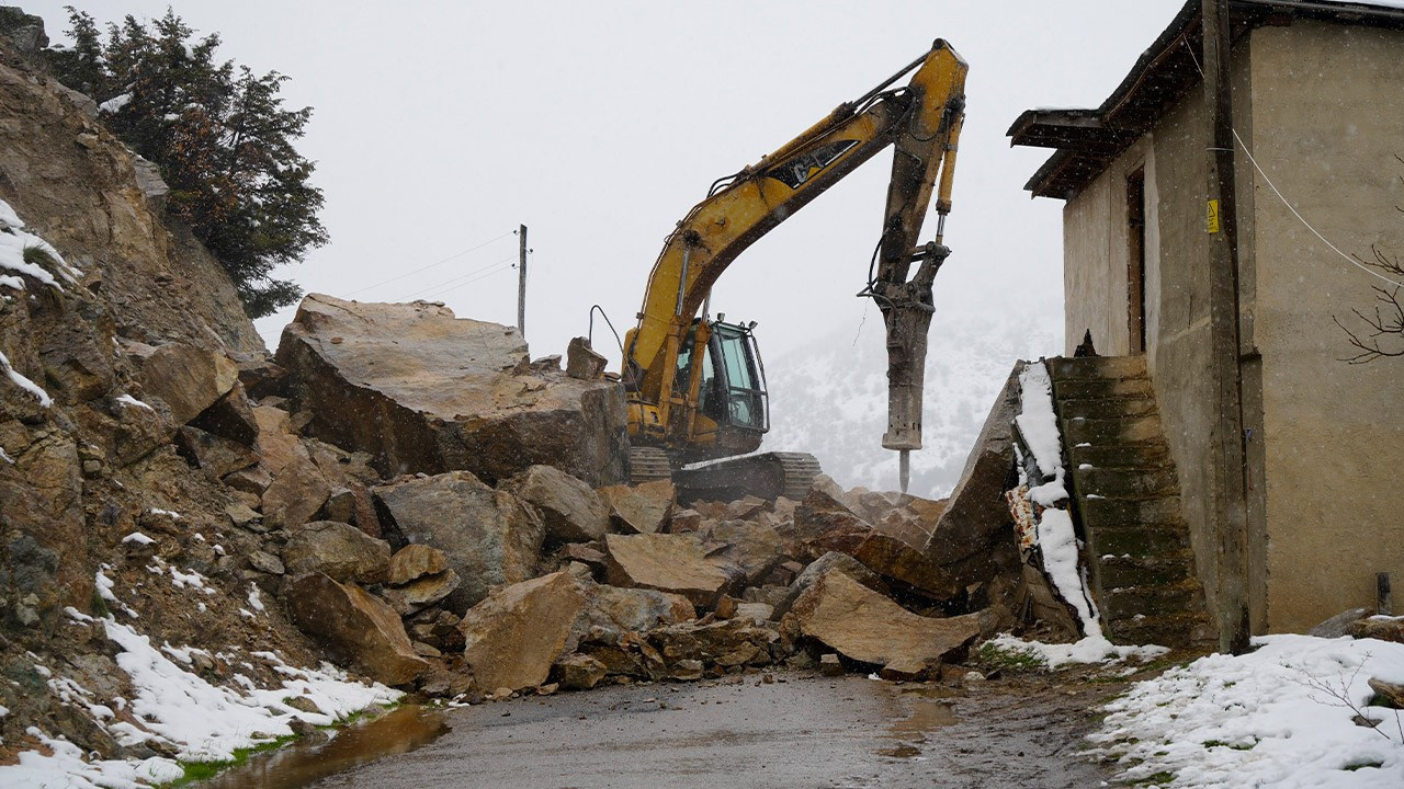 Dağdan kopan dev kayalar ahıra düştü: 3 ev boşaltıldı!