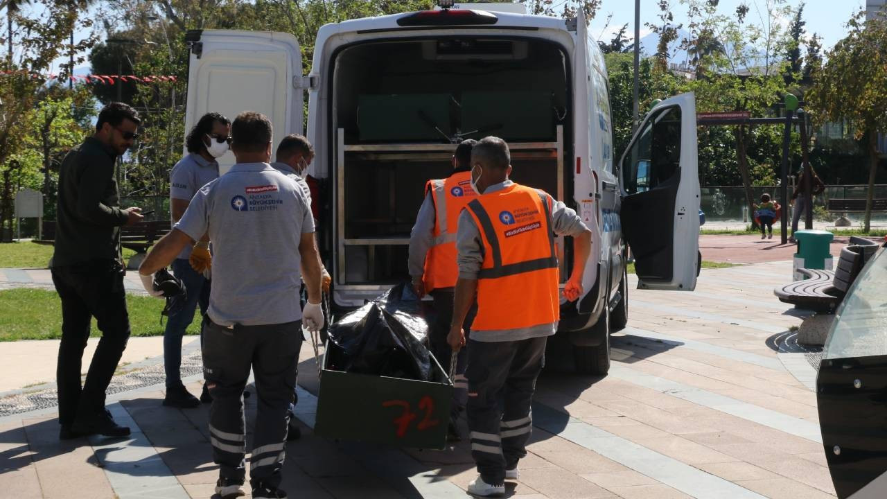 Reklam Panosundan ceset çıktı! Kötü koku dehşeti gün yüzüne çıkardı