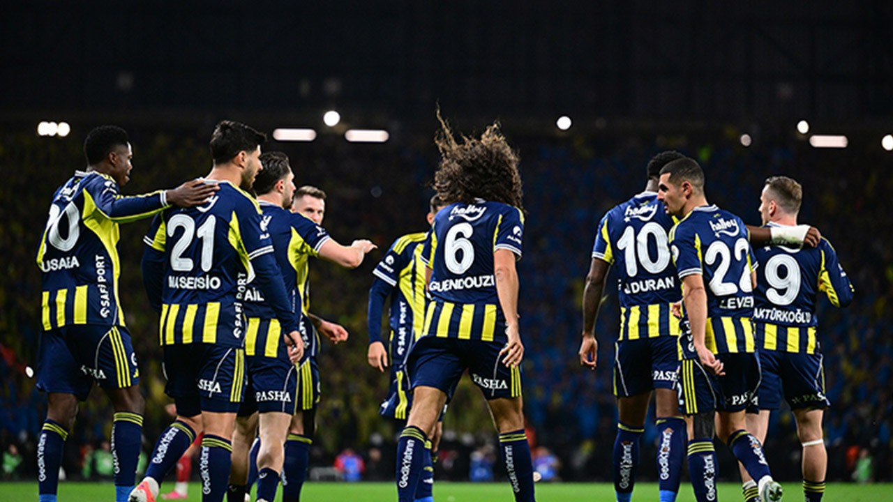Fenerbahçe'de tek teselli kupa kaldı! Sezon sonu 17 ismin bileti kesiliyor