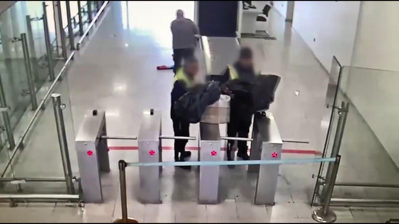 Yer hizmetleri aracıyla uyuşturucu taşıdılar! Görüntüler İstanbul Havalimanı'ndan! Kıskıvrak yakalandılar
