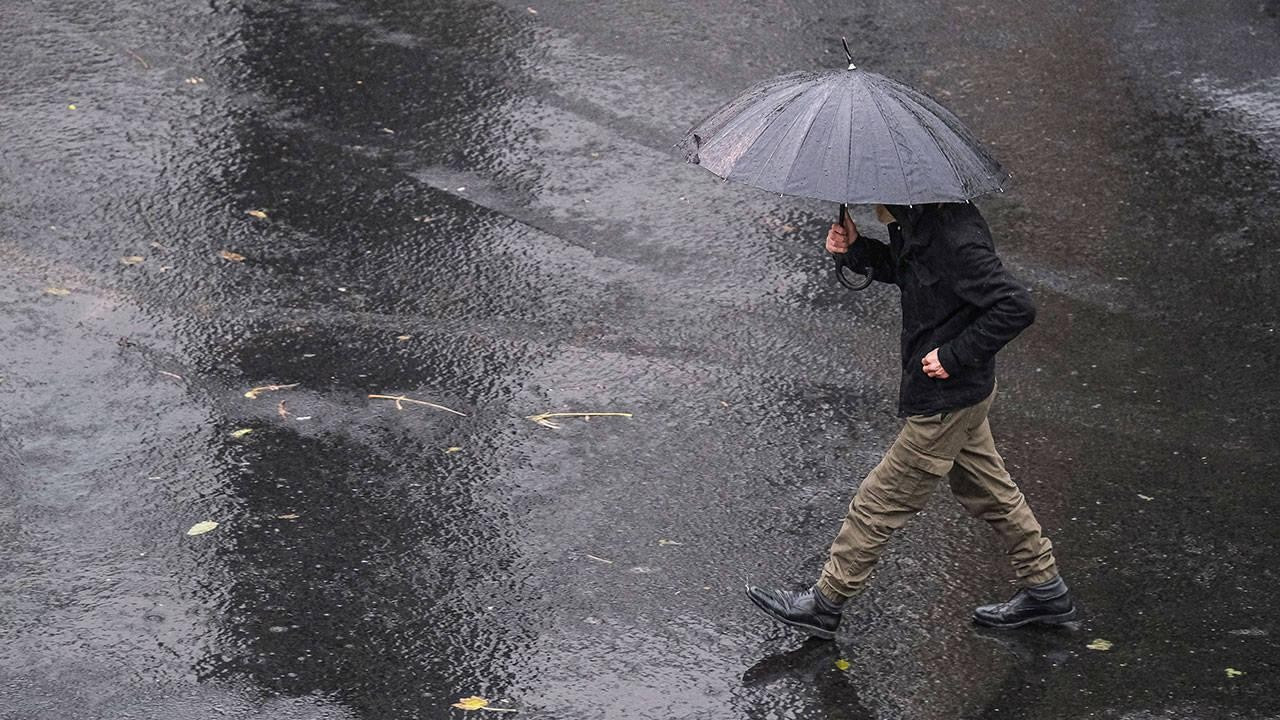 Kuvvetli yağmur yükleniyor! İstanbul için saat verildi