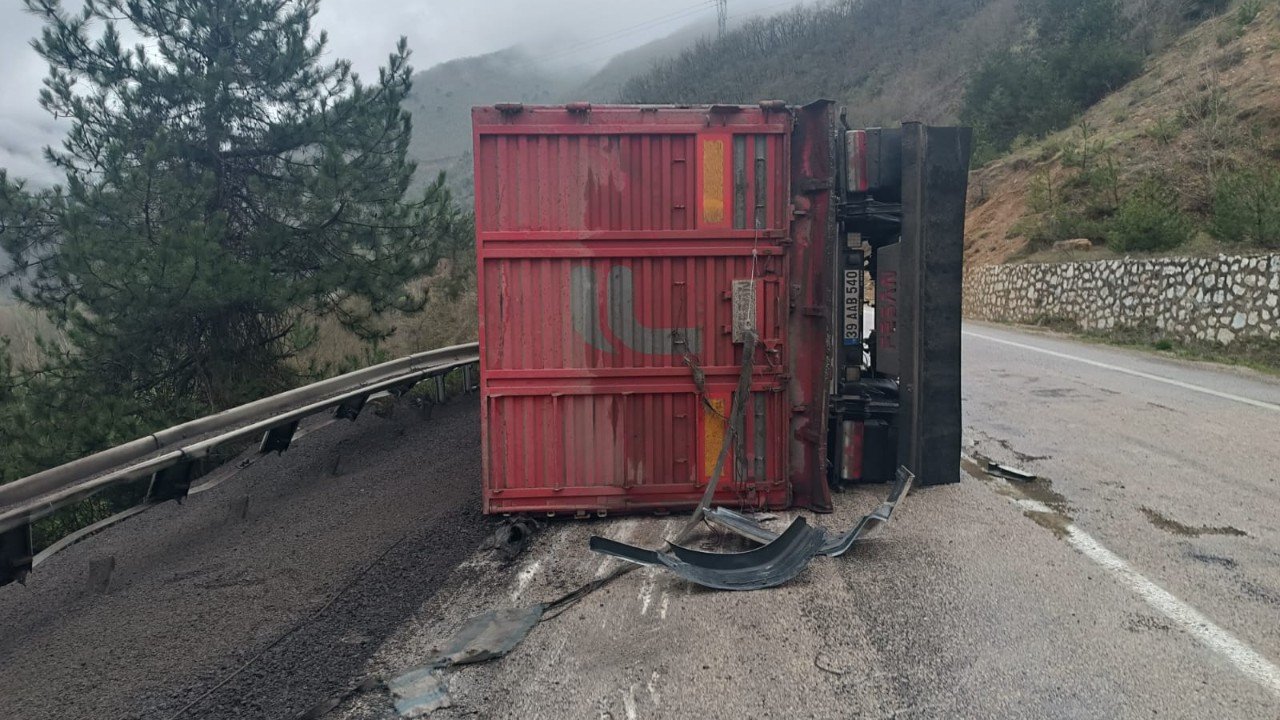 Bariyerlere çarpan kömür yüklü TIR devrildi