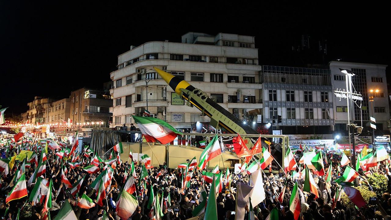 Ateşkes var, kriz bitmedi! Tahran'da gövde gösterisi! Hürremşehr ve Kadir meydana indi
