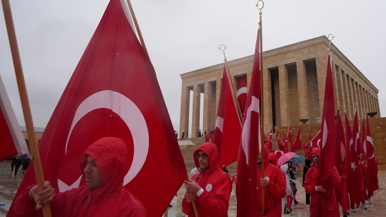 Siyasilerden peş peşe 23 Nisan mesajları