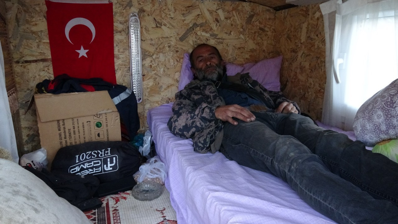 Gören bir daha bakıyor! Ev bulamadı, traktörü ev yaptı