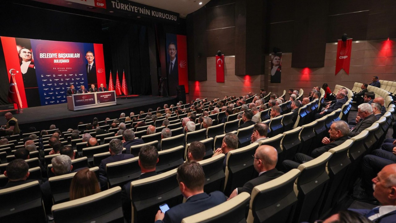 İlk kez tv100'de yayınlandı! CHP'nin toplantısında başkanlar arasında gerginlik!