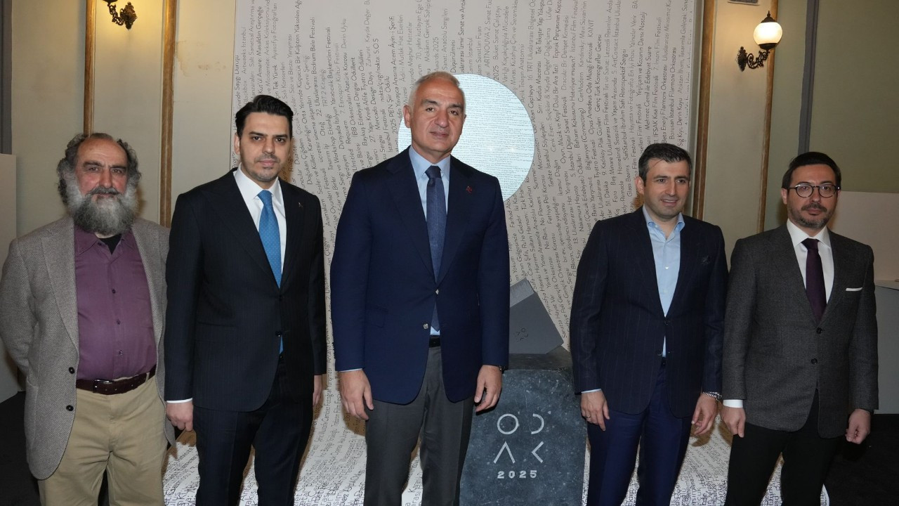 Karaköy Palas sanatla yeniden doğdu! Bakan Ersoy'dan Selçuk Bayraktar'a teşekkür