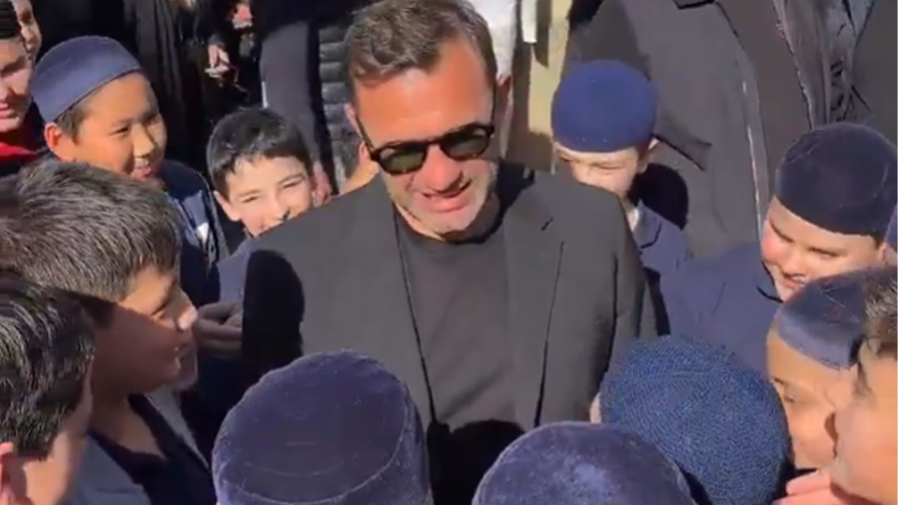 Okan Buruk'tan derbi öncesi Kur'an kursuna ziyaret: Minik öğrencilerden dua istedi