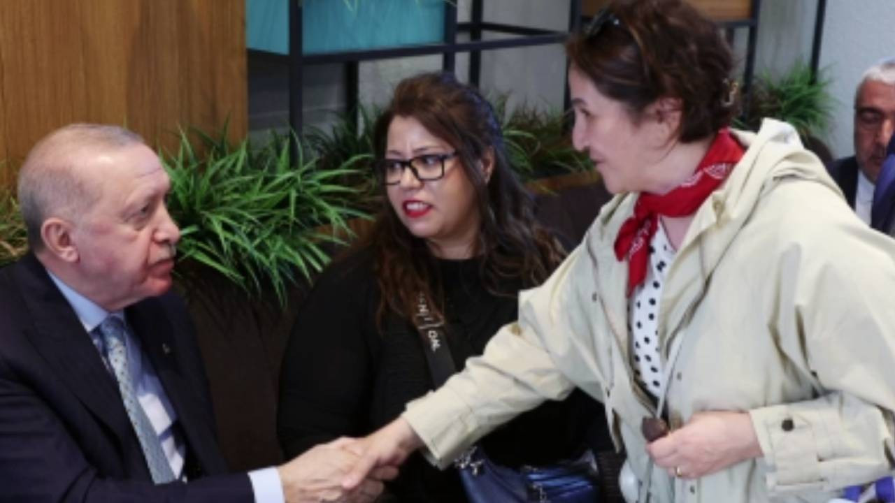 Cumhurbaşkanı Erdoğan, bir kafede vatandaşlarla sohbet etti! O samimi anlar kameraya yansıdı