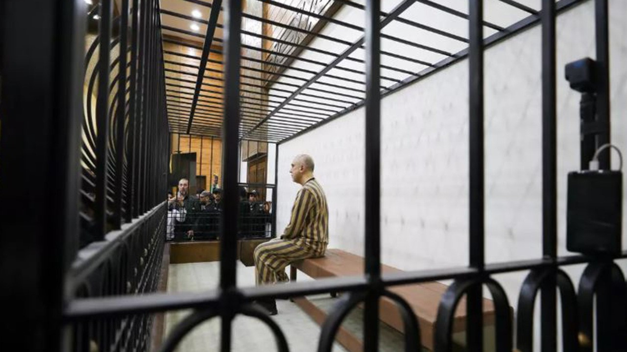 Televizyonlar canlı yayınladı! Suriye'de hesap vakti geldi! İşkenceci kuzen mahkemede kafese kondu