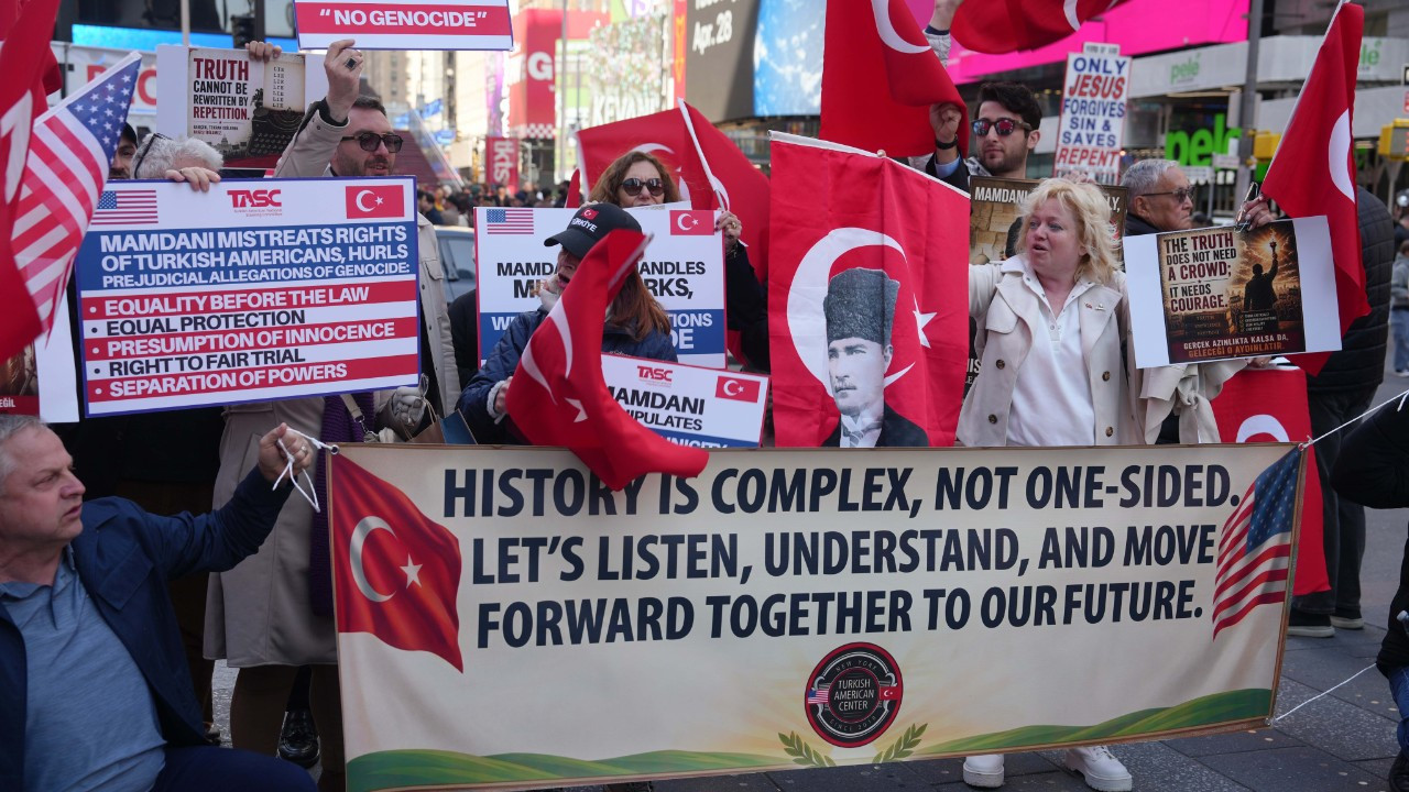 ABD’de Türklerden güçlü mesaj! Mamdani'yeTimes Meydanı'ndan yanıt geldi: ASALA saldırıları hatırlatıldı! 'Gerçekler için buradayız'