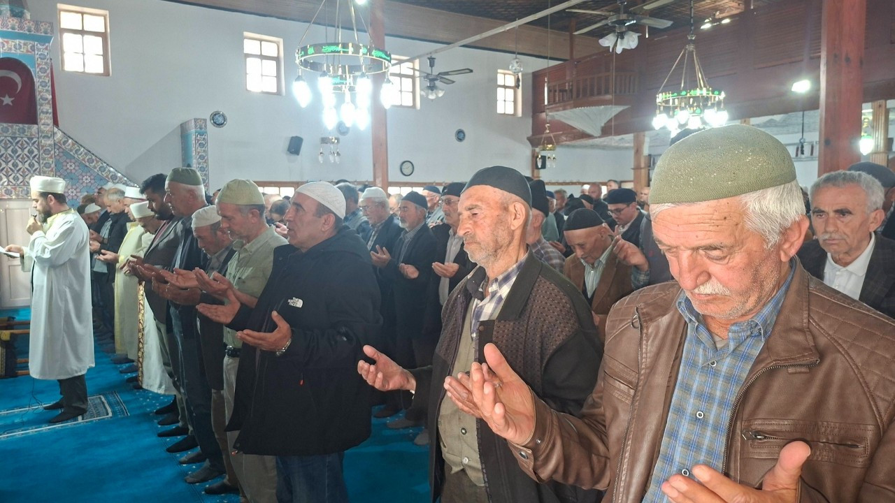 Yeterli yağmur yağınca dua değişti! Yağmur duası şükür duası oldu