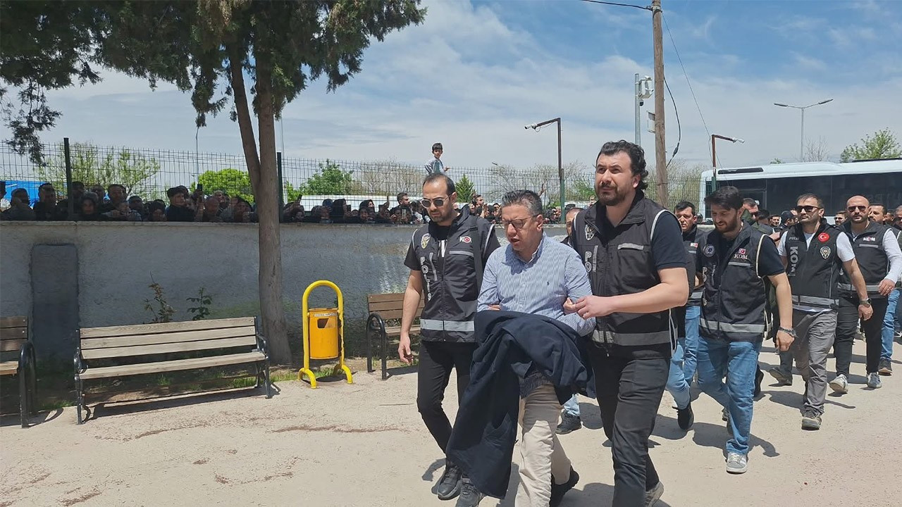 AK Partili eski başkana kelepçe: Tepkiler içinde böyle götürüldü