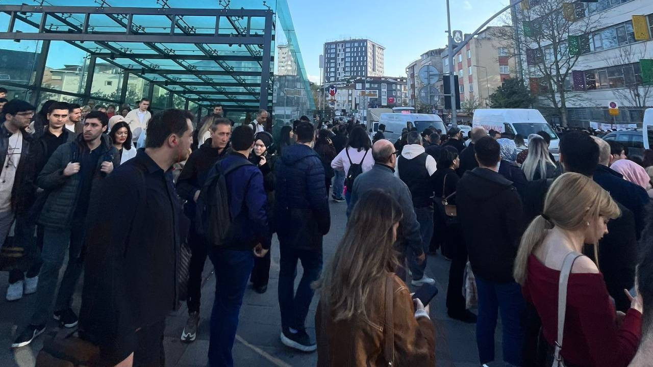 M7 hattında su baskını krizi: Metro durdu, İstanbullular sokaklara döküldü