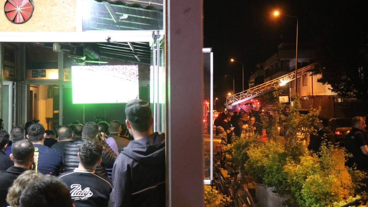 Sakarya'da ilginç gece!  Mahalle yanarken derbiyi izlediler