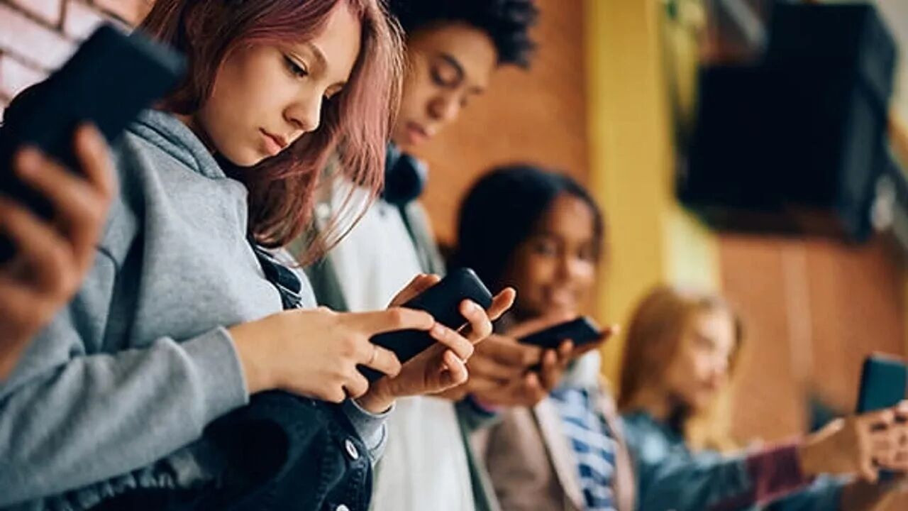 Bakan Göktaş sosyal medya düzenlemesi için tarih verdi! "Çocuklarımızı algoritmaların insafına bırakmayacağız"