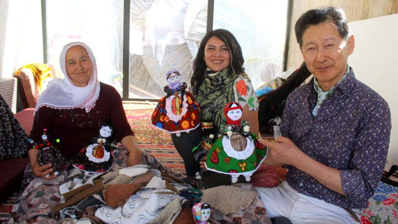 Japon sanatçı 12 bin kilometre yol geldi! Soğanlı’da bez bebek yaptı