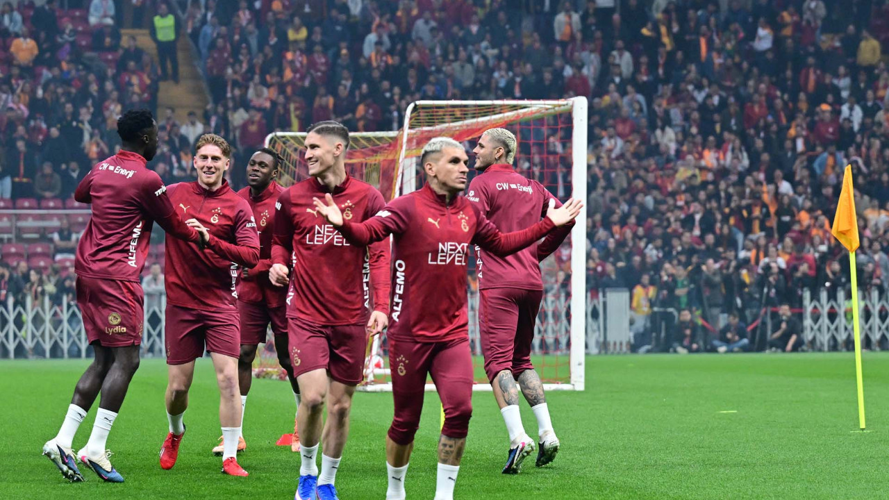 Galatasaray’dan taraftara açık antrenman! Ali Sami Yen’de şampiyonluk coşkusu zirve yaptı