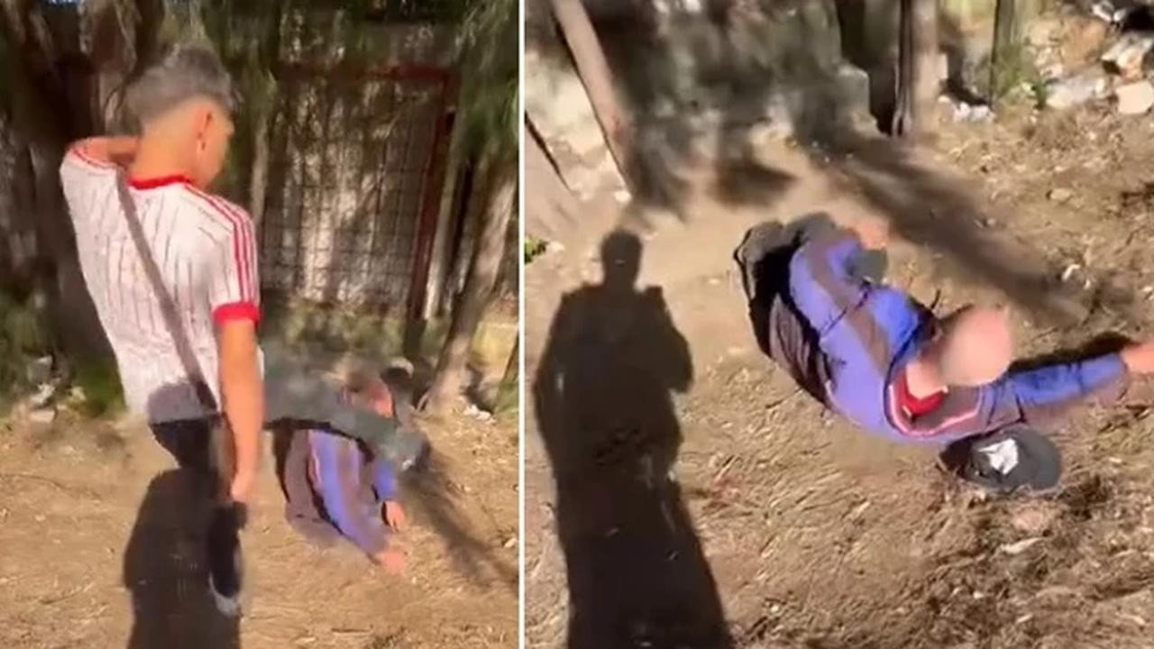 İzmir'de korkunç görüntüler! Uyuyan yaşlı adamın yüzünü tekmeleyip sosyal medyaya attılar