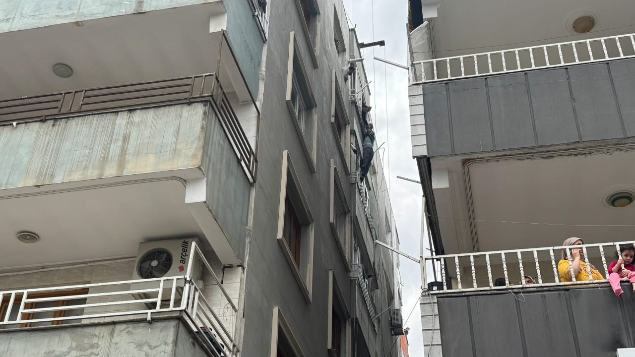 Şanlıurfa’da korku dolu anlar! Beşinci kattan yere çakıldı! İtfaiye zamanla yarıştı