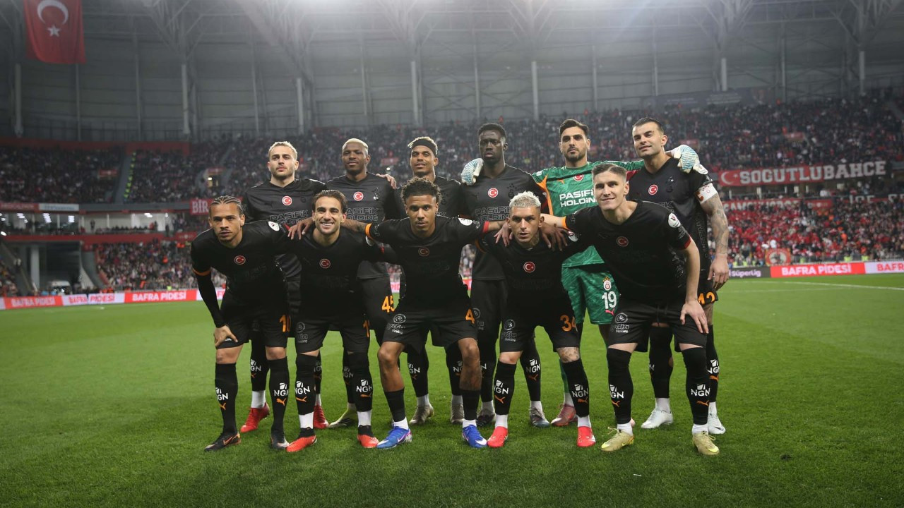 Galatasaray’da sakatlık! Yıldız futbolcu ikinci yarıya çıkamadı