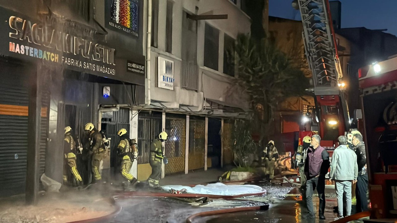 Bayrampaşa'da korkutan yangın:  5 katlı iş yeri alev aldı