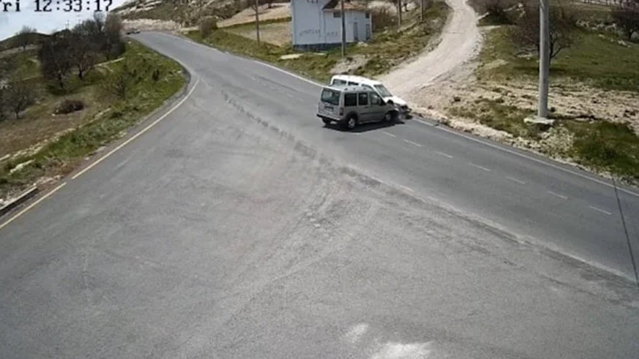 Kaza bu kez geliyorum demedi! Nevşehir'de boş yolda kaza saniye saniye kamerada
