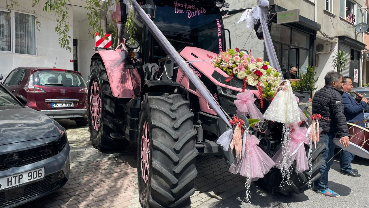 İstanbul’da sıra dışı düğün konvoyu! Gelin almaya pembe traktörle gitti