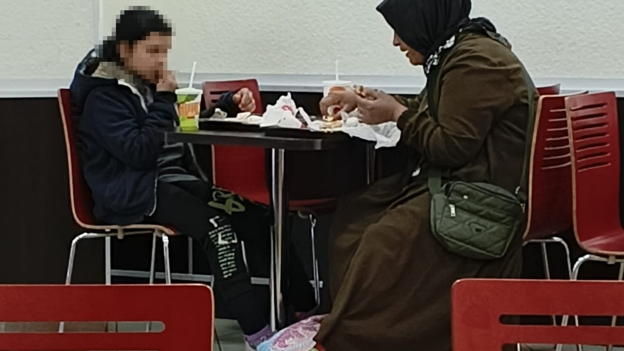 Bir hamburgeri çok gördüler! Zincir restoranda skandal: Dar gelirli anne ve kızı kovdular